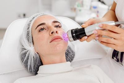 Dermatologist-in-Making-the-Process-of-Microneedling