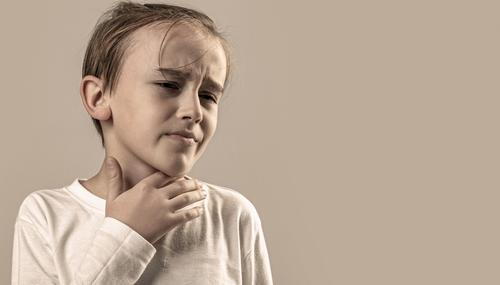 Young child with sore throat caused by streptococcal infection