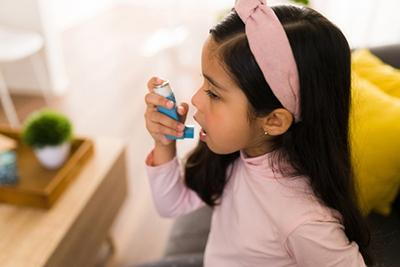 Girl-with-asthma-in-the-room-using-inhaler