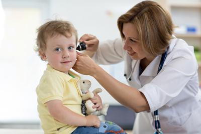 Child-Visits-ENT-Doctor-Ear-Infection-Treatment
