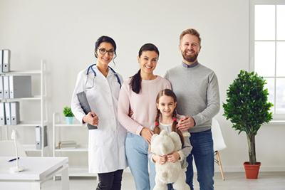 Doctor-and-complete-family-image-on-clinic.