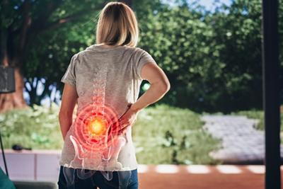 Woman-going-outside-holding-her-hips-uncomfortably