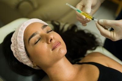 Illustratrion of PRP treatment in a woman on clinic