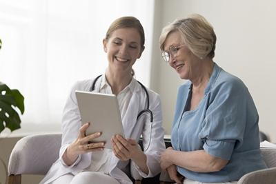 Patient-talking-to-doctor-with-some-advice