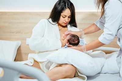 First-time parent consulting doctor for breastfeeding guidance