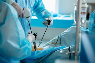 Surgeons-performing-laparoscopic-surgery