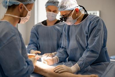 Vascular-Surgeon-During-Surgery