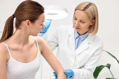 Skin-Doctor-During-Skin-Examination