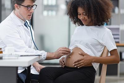 Prenatal consultation between an expecting mom and a pediatric doctor