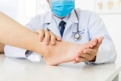 Person with flatfeet check by the doctor