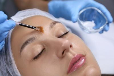 Dermatologist-During-Chemical-Peel-Treatment
