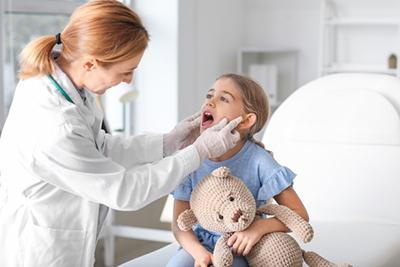 Child-with-Sore-Throat-Consults-Pediatrician