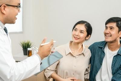 Doctor talking to the couple on clinic.