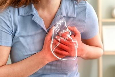 Blue-shirt-woman-suffering-in-heart-attack-outdoor.