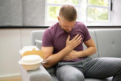 Man-Experiencing-Heartburn-After-Eating