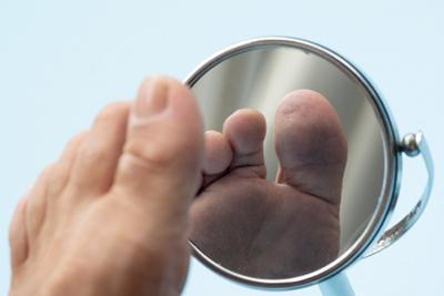 Diabetic-Man-Examines-His-Feet-with-a-Mirror