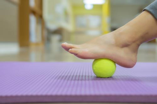 Heel exercise using a tennis ball to relieve pain