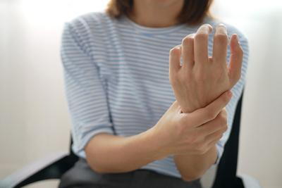Numbness-in-Woman's-Wrist