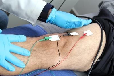 Illustration of EMG in leg pain with the doctor