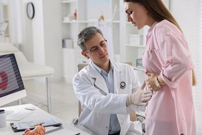 Woman-with-Abdominal-Pain-Consults-GI-Doctor