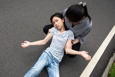 Young girl with seizure with her mother