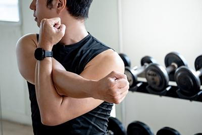 Man-Warming-Up-His-Shoulder-for-Workout