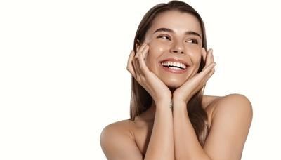 Flawless-smiling-woman-holding-her-face.