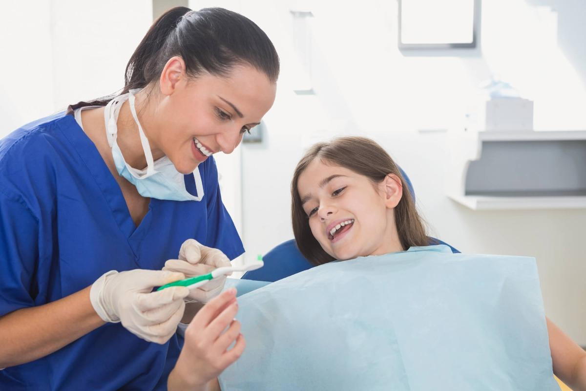 Dentista Pediatrico Cerca de Mi con paciente