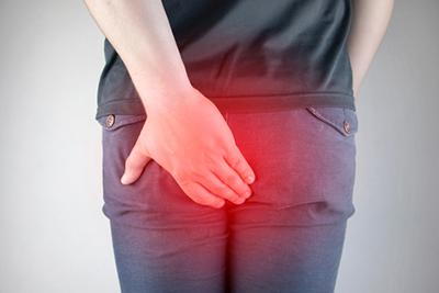 Man-with-Anal-Fissure