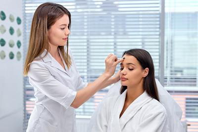 Cosmetic-Doctor-Drawing-Contour-Lines-Before-Cosmetic-Procedure