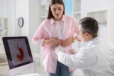 Woman-with-Stomach-Pain-Visits-Gastroenterologist