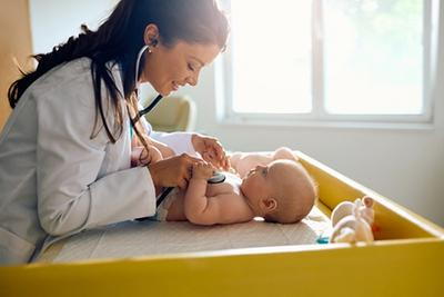 Doctor-checkup-baby-with-stethoscope-in-clinic