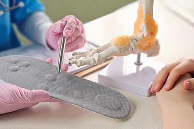 Podiatrist-Talking-About-the-Benefits-of-Using-Orthotics