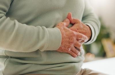 Man holding his abdoment