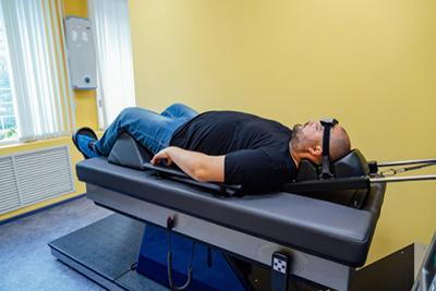 Man-ready-to-adjust-in-Decompression-table-in-clinic.