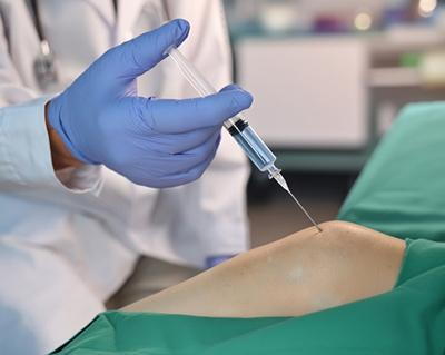 Knee joint injection procedure for patient with knee pain