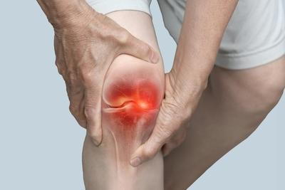Man suffering from Understanding Knee Arthritis wirh 3d graphics.