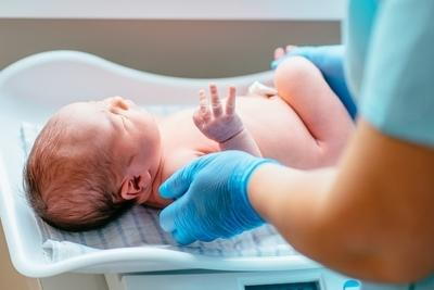 A-doctor-check-the-newborn-weight-development-in-clinic.