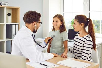 Pediatrician-Listening-to-Kid's-Heartbeat