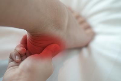 Person with Achilles Tendon highlight in red