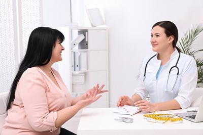 Woman-is-talking-with-the-doctor-in-the-Clinic