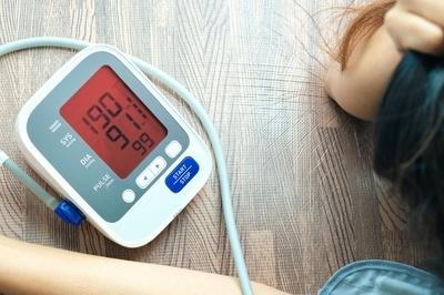 Digital-monitor-showing-high-blood-pressure