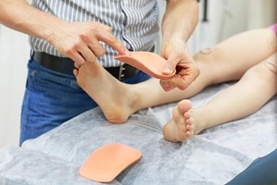 Patient-with-Flat-Feet-Visits-Foot-Doctor-for-Custom-Orthotics