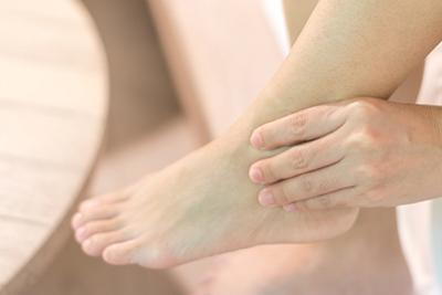 Man-Touching-his-Swelling-Achilles Tendon