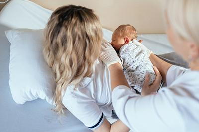 Worried mom consults pediatrician about baby's feeding difficulties.