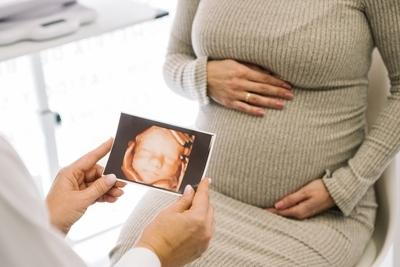 Illustration of 3d scan for pregnant woman on clinic