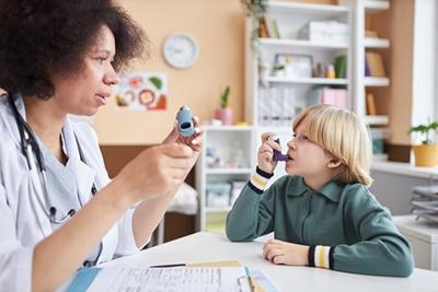 Child-with-Asthma-Consults-Pediatrician