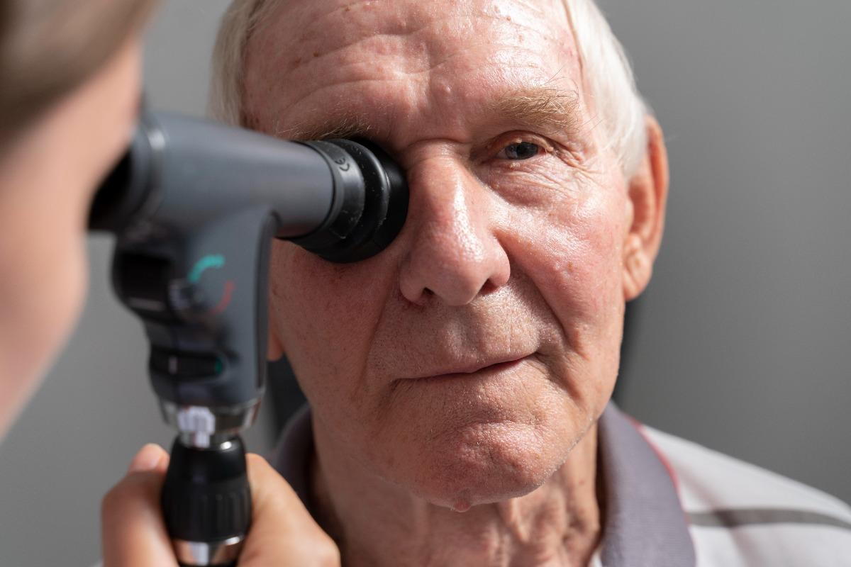 how does cataract surgery work