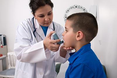Pediatrician-gave-the-young-boy-an-inhaler-in-clinic