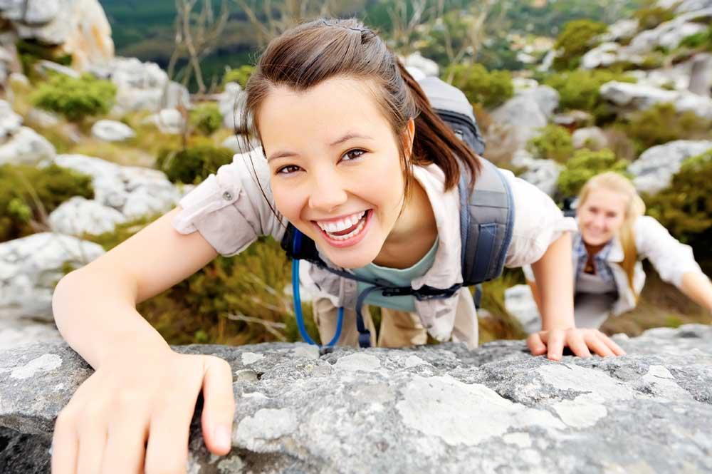 Woman rock climbing with good eyesight thanks to ortho-k.